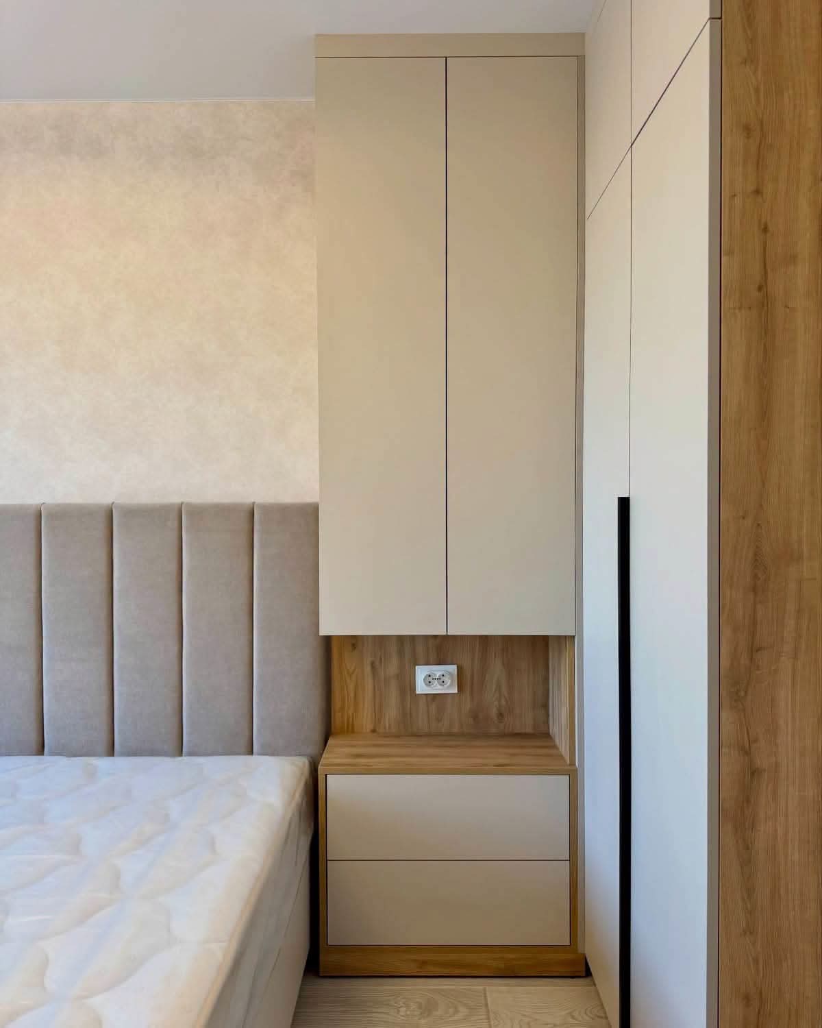 Placard sur mesure avec niche et chevet intégré, réalisé par RSS Studio